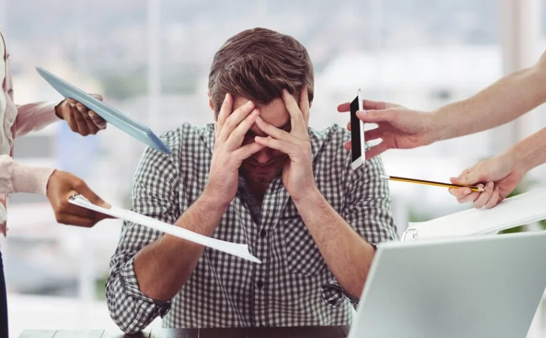 мужчина испытывает нервный срыв из-за работы